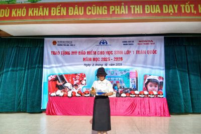Trao mũ bảo hiểm – gửi bình an trên từng bước chân đến trường